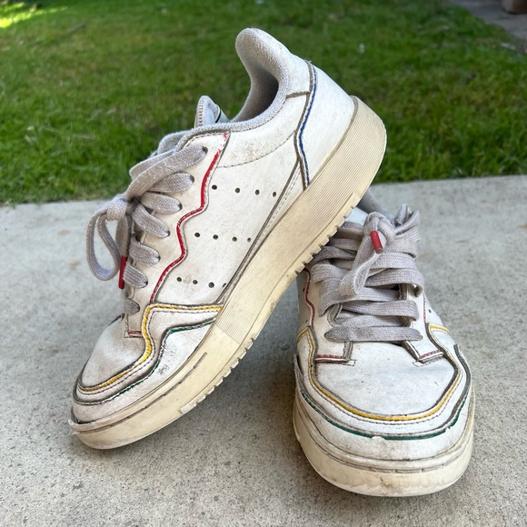 Cute Adidas shoes - Picture 1 of 5